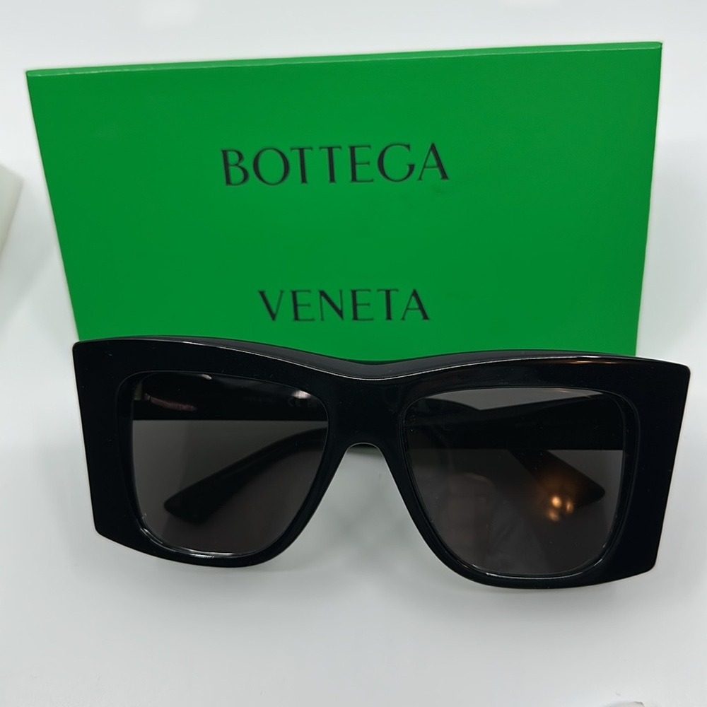 Bottega Veneta black visor sunglasses with case and cloth - Picture 14 of 16